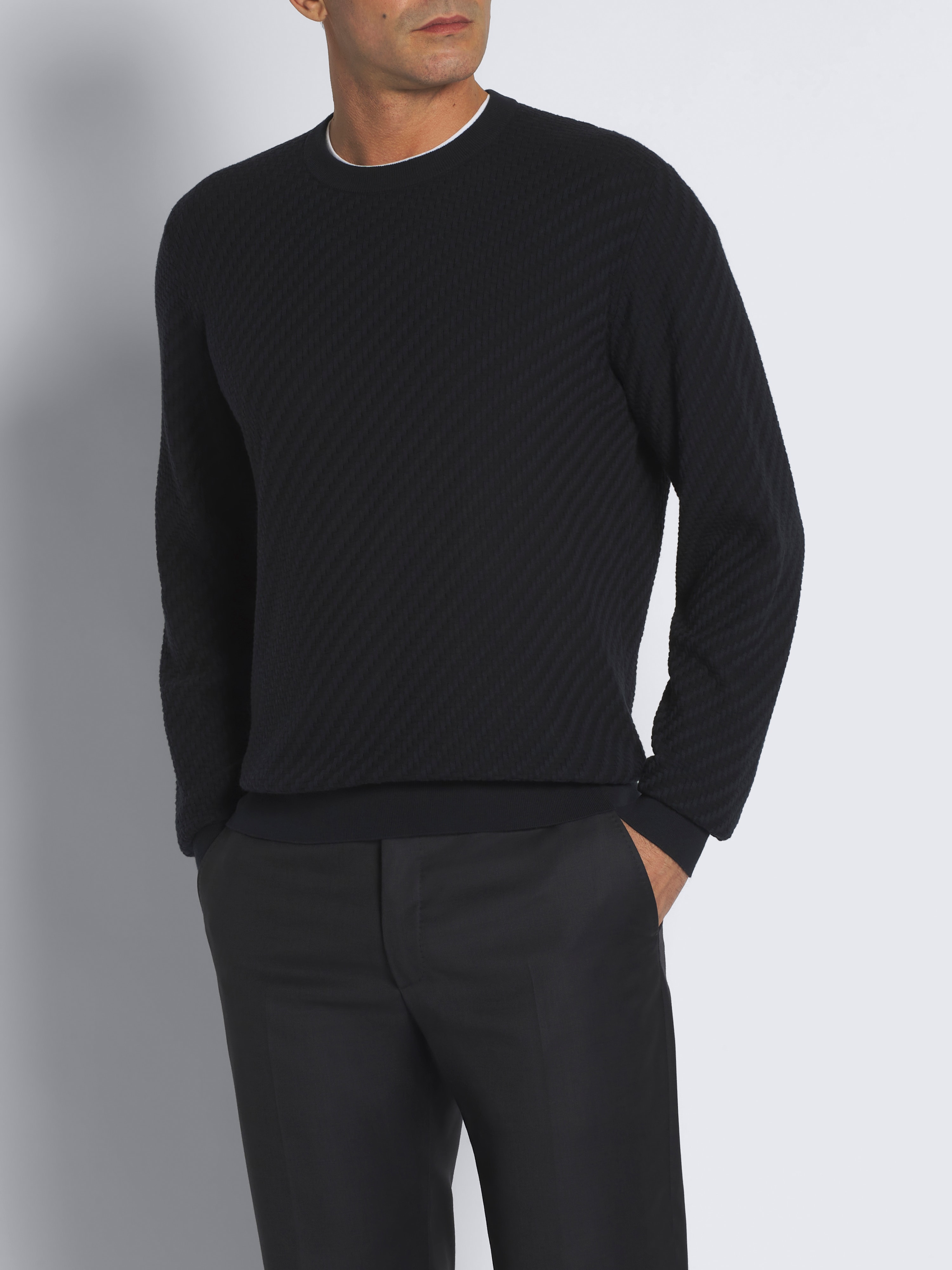 Maglione girocollo blu navy in cashmere, seta e cotone biologico con tessitura Trama